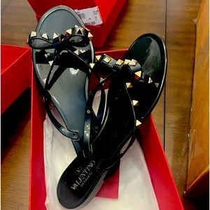 Beautiful black jelly sandals gently worn !